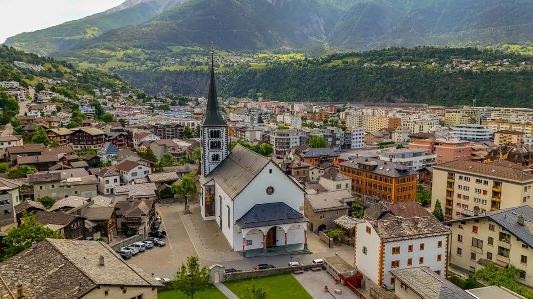 Blick über den Dorfkern von Naters mit Kirche und Rhonetal